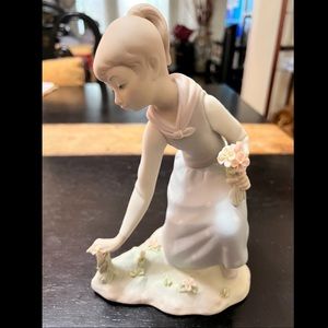 8" Lladro Young Lady Picking and Gathering Flowers #1172
